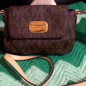 Adorable Michael Kors purse never used 💗